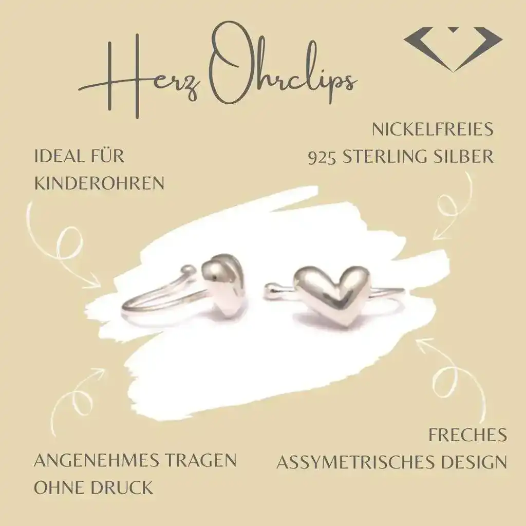 Produktbild von Herz Ohrclips aus 925 Sterling Silber. Die silbernen Ohrclips haben ein asymmetrisches Herzdesign und sind nickel- sowie druckfrei für angenehmes Tragen. Der Hintergrund ist beige mit dekorativen Schriftzügen, die die Vorteile des Produkts hervorheben, wie 'Ideal für Kinderohren' und 'Freches asymmetrisches Design'.