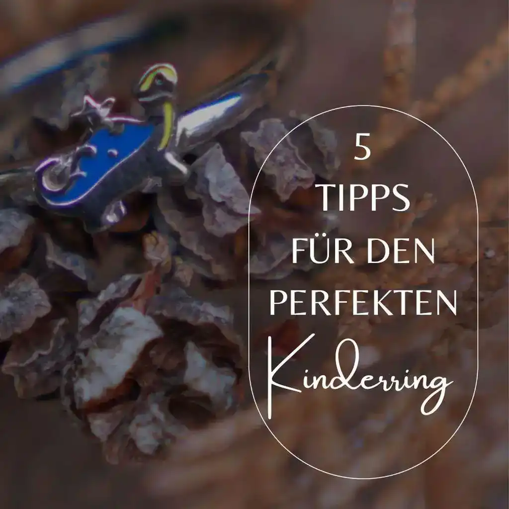 5 Tipps für den perfekten Kinderring, gezeigt wird ein Stegosaurus Kinderring aus 925 Sterling Silber mit Emaille Verzierung und Naturmaterialien