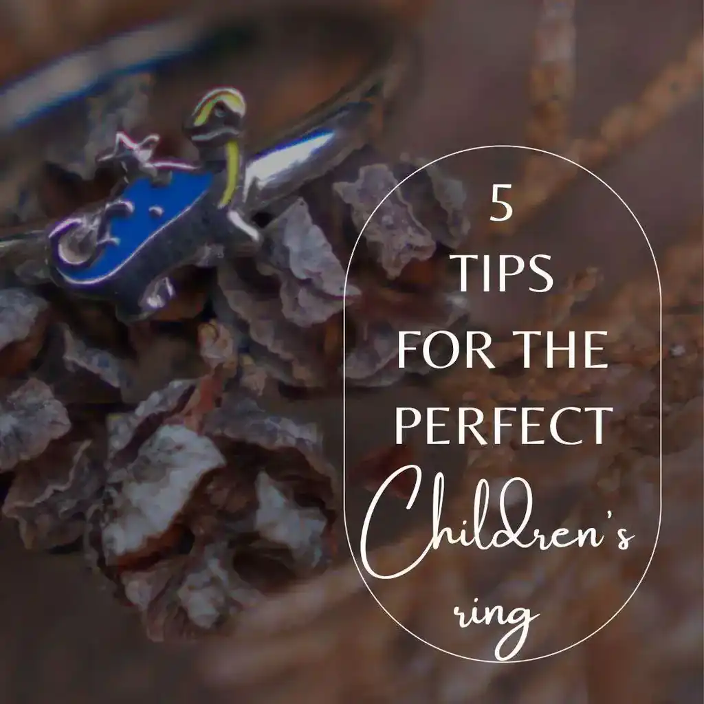 5 tips for the perfect children's ring, shown is a Stegosaurus children's ring made of 925 Sterling silver with enamel decoration and natural materials