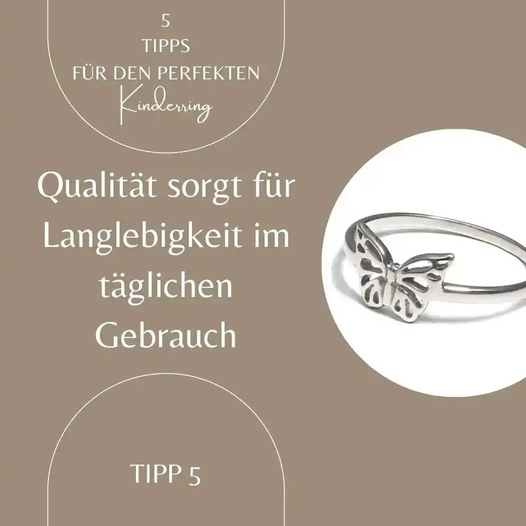 Der Schriftzug des Bildes zeigt Qualität sorgt für Langlebigkeit im täglichen Gebrauch. Das Bild selbst ist beige golden gehalten und zeigt einen silbernen Schmetterling Kinderring. Das Bild ist mit dem Kinderring im Online Shop verlinkt.
