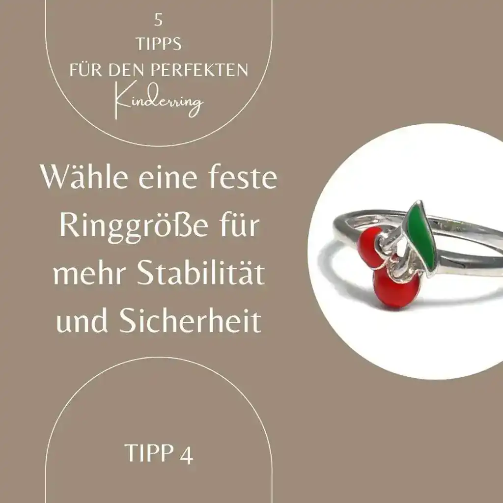 Der Schriftzug des Bildes zeigt wähle eine feste Ringgröße für mehr Stabilität und Sicherheit. Das Bild selbst ist beige golden gehalten und zeigt einen Kirschen Ring mit roter und grüner Emaille aus 925 Sterling Silber. Das Bild ist mit dem Kinderring im Shop verlinkt.