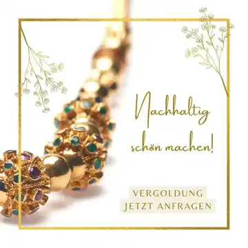 Detailaufnahme einer kunstvoll vergoldeten Kette mit Edelsteinen – Nachhaltige Vergoldung für Schmuck jetzt anfragen