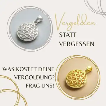 Anhänger Vergleich in Silber und mit Gelbgold-Vergoldung auf zartem Hintergrund – Vergoldung bedeutet luxuriöse Optik bei nachhaltiger Materialwahl.