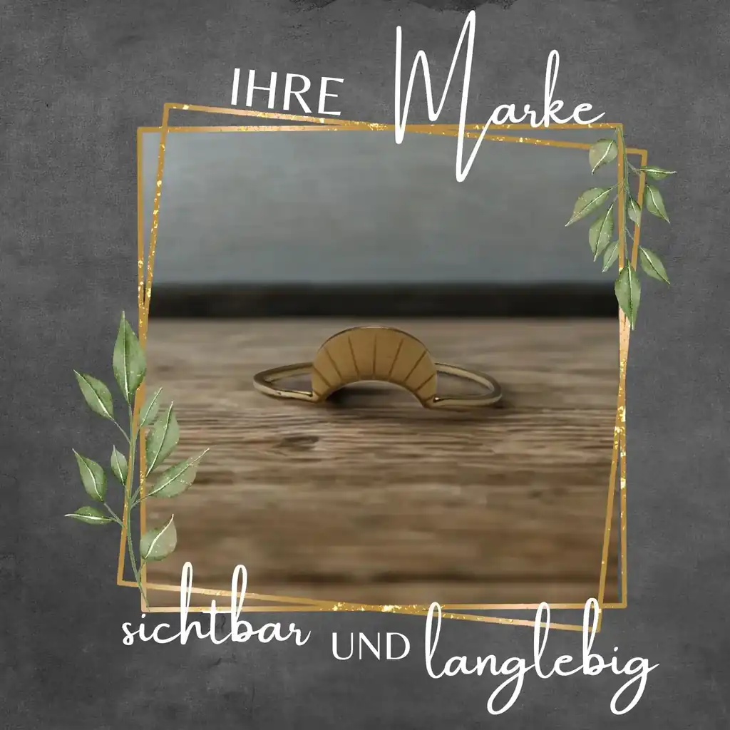 Individueller Schmuck als Werbegeschenk mit Firmenlogo – sichtbar und langlebig inszeniert auf Holzuntergrund