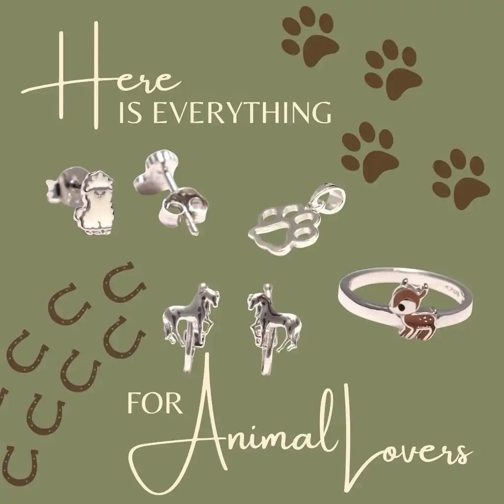 Jewelry collection for animal lovers – various pieces of jewelry made from 925 sterling silver, including horse stud earrings, llama stud earrings, paw print pendants, and a fawn ring. Olive green background with horseshoe and paw prints and the words “Everything for animal lovers can be found here.“.